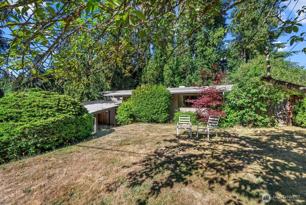 Photo of 131 109th Avenue SE, Bellevue, WA 98004 (MLS # 2549733)