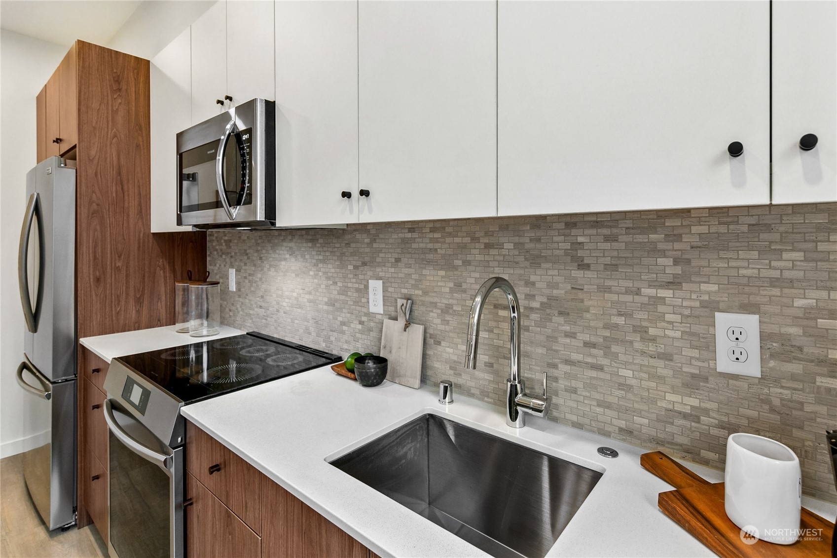 Seattle, Washington 98106, United States, 3 Bedrooms Bedrooms, ,2 BathroomsBathrooms,Residential,Pending,9548