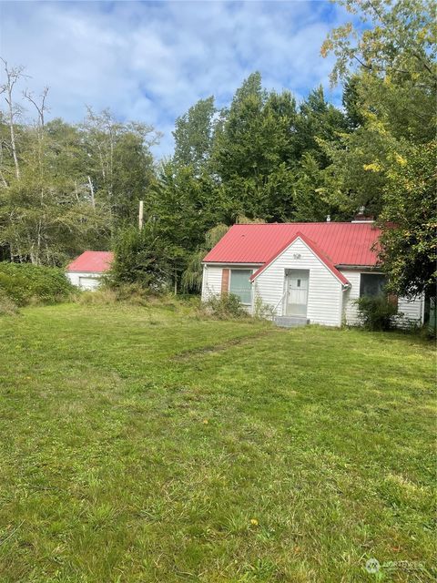 Photo of 360 State Route 105, Raymond, WA 98577 (MLS # 2297733) Photo of 360 State Route 105, Raymond, WA 98577 (MLS # 2297733)