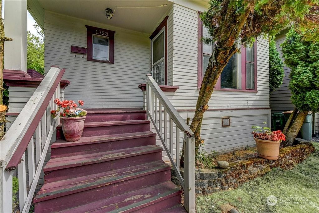 Photo of 1528 25th Avenue, Seattle, WA 98122 (MLS # 2278240)