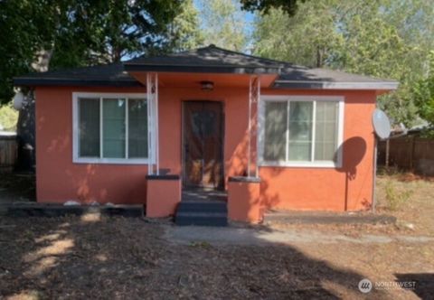 Photo of 212 4th Street W, Tonasket, WA 98855 (MLS # 2478765)