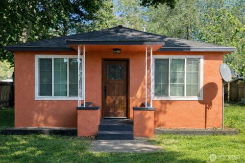 Photo of 212 4th Street W, Tonasket, WA 98855 (MLS # 2478765)
