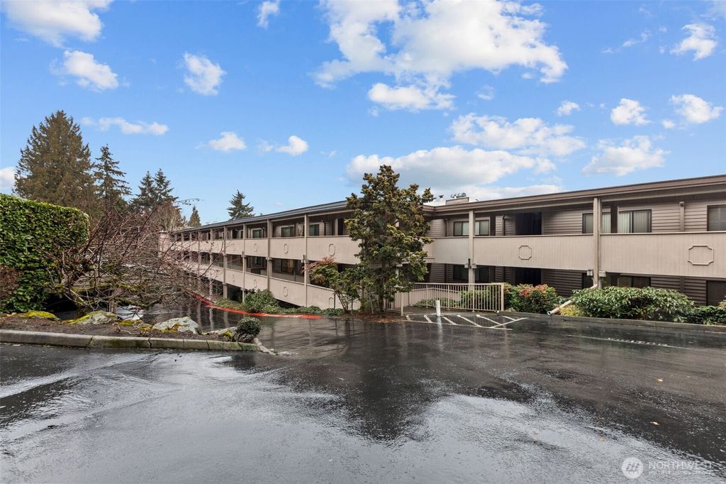Photo of 2920 76th Avenue SE #309, Mercer Island, WA 98040 (MLS # 2335198)