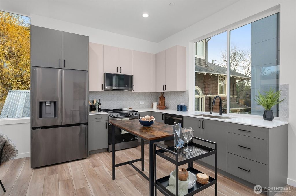 Photo of 728 C Broadway E, Seattle, WA 98102 (MLS # 2298596)