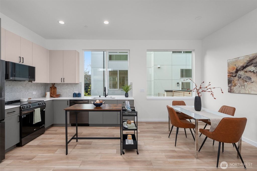 Photo of 728 C Broadway E, Seattle, WA 98102 (MLS # 2298596)