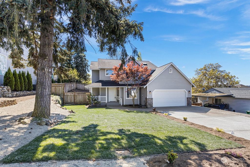 Photo of 1115 N 28th Place, Renton, WA 98056 (MLS # 2225165)