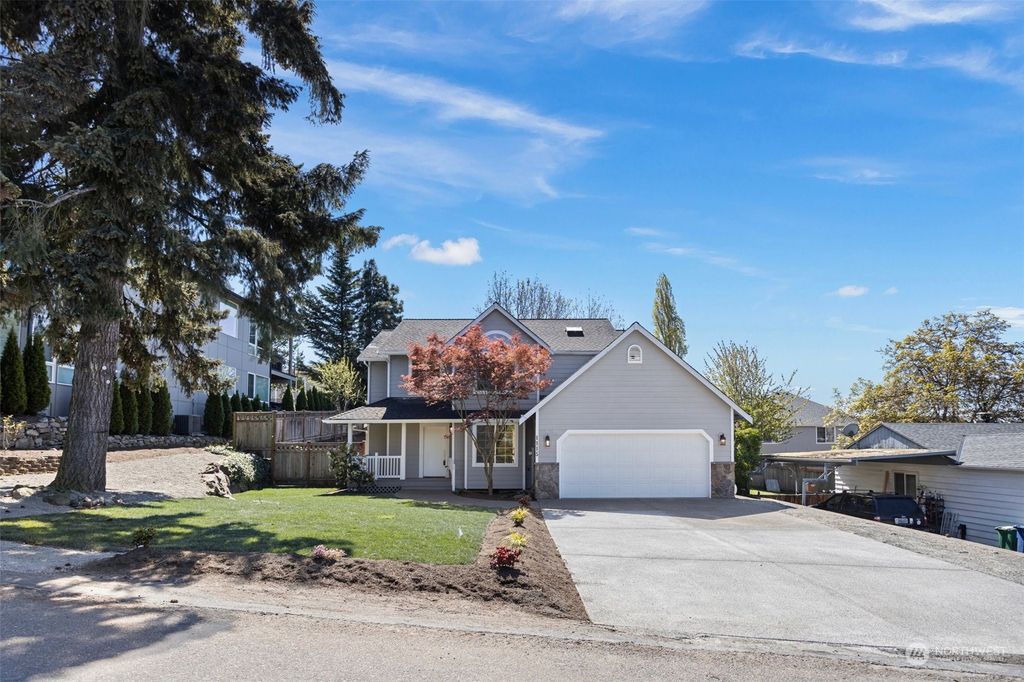 Photo of 1115 N 28th Place, Renton, WA 98056 (MLS # 2225165)