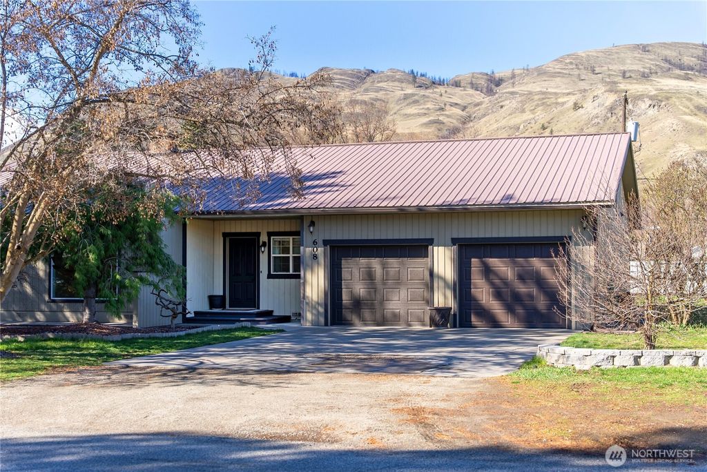 Photo of 608 Golden Street, Oroville, WA 98844 (MLS # 2500309)