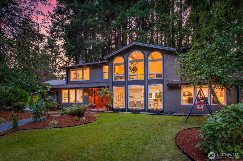 Photo of 901 Brentwood Place, Everett, WA 98203 (MLS # 2553115)