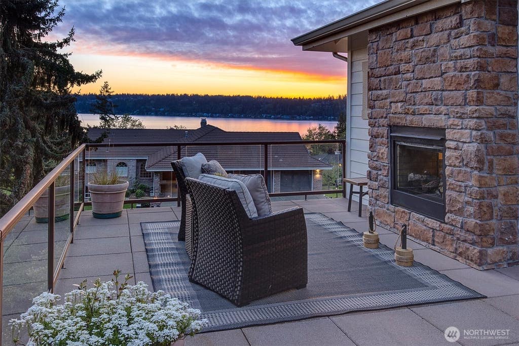 Photo of 514 205th Avenue NE, Sammamish, WA 98074 (MLS # 2569951)