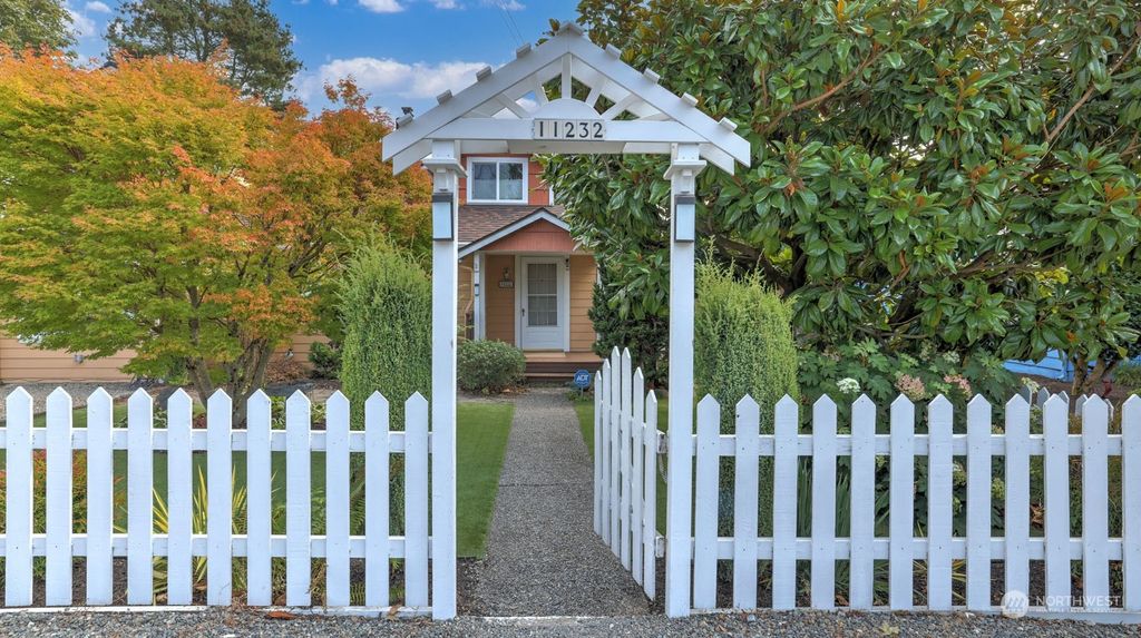 Photo of 11232 Fremont Avenue N, Seattle, WA 98133 (MLS # 2028094)