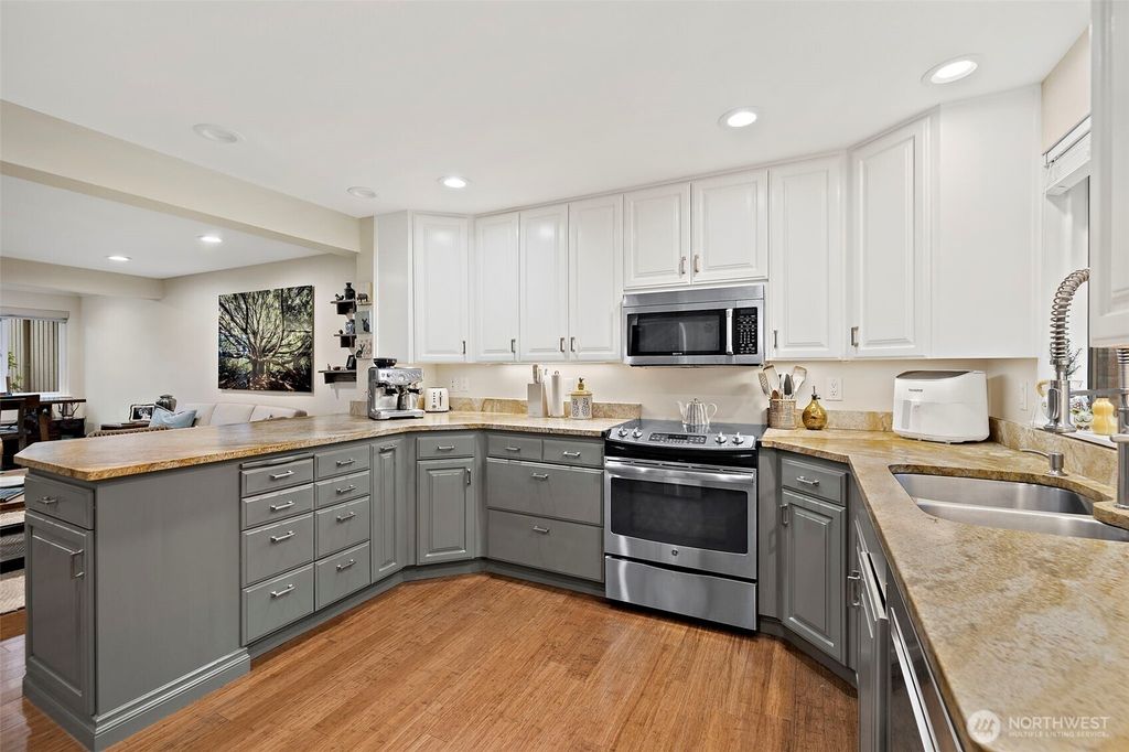 Photo of 6514 NE 171st Place, Kenmore, WA 98028 (MLS # 2473328)