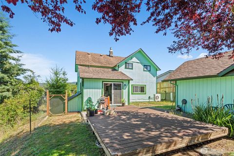 Photo of 806 California Street, Raymond, WA 98577 (MLS # 2409086)