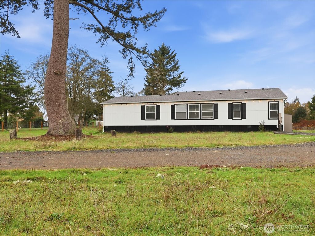 Photo of 33 Whalers Drive, Aberdeen, WA 98520 (MLS # 2458022)