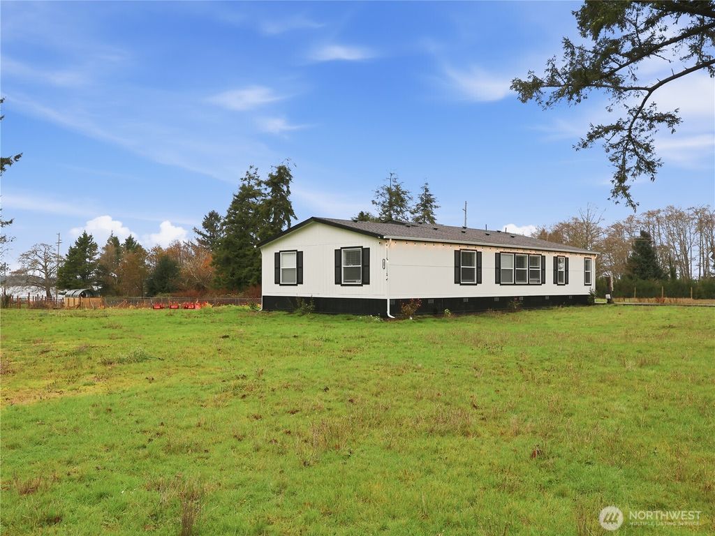 Photo of 33 Whalers Drive, Aberdeen, WA 98520 (MLS # 2458022)