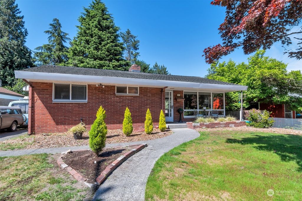 Photo of 1014 NE 170th Street, Shoreline, WA 98155 (MLS # 2132784)