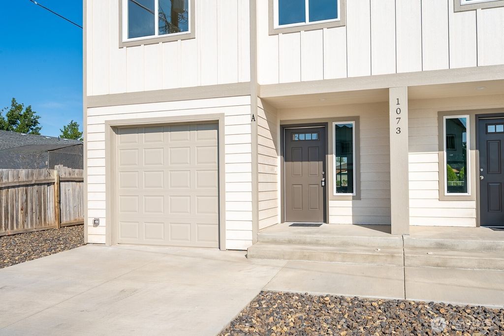 Photo of 1073 S Grand Drive, Moses Lake, WA 98837 (MLS # 2491034)