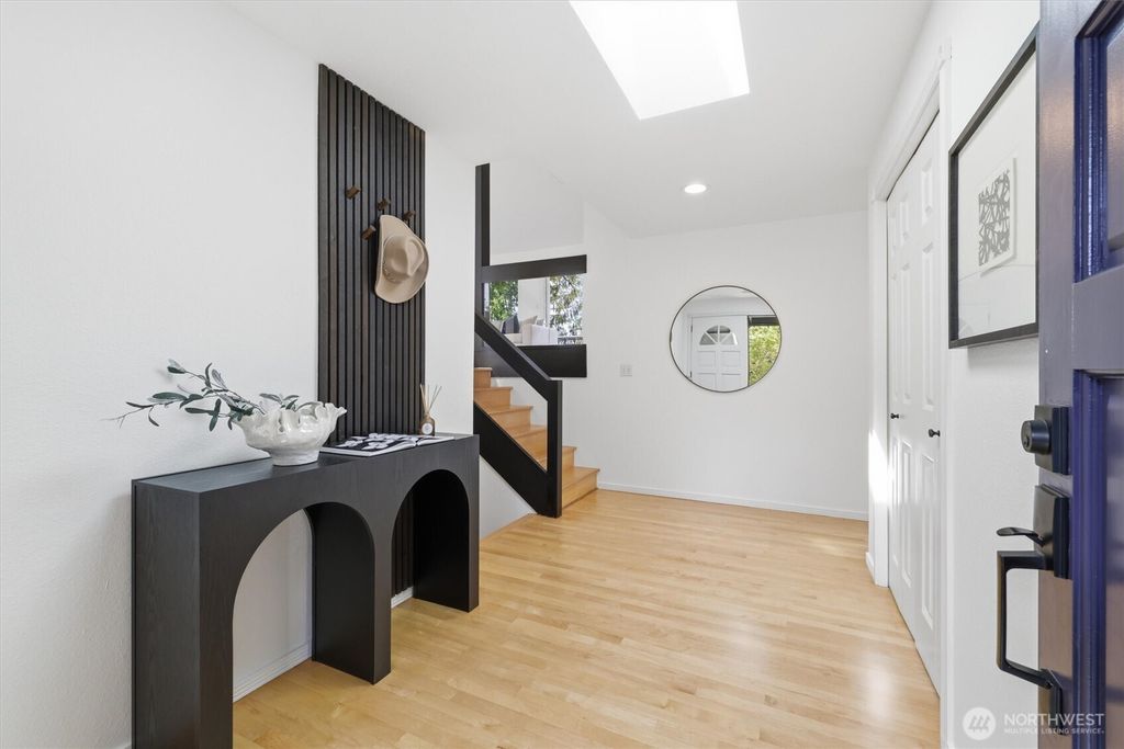 Photo of 1040 NW Honeywood Place, Issaquah, WA 98027 (MLS # 2510646)