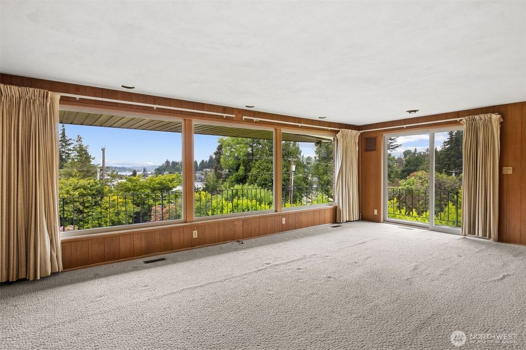 Photo of 9510 Lake Washington Boulevard NE, Bellevue, WA 98004 (MLS # 2522239)