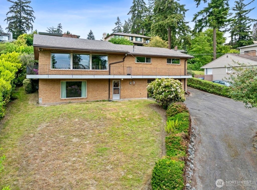 Photo of 9510 Lake Washington Boulevard NE, Bellevue, WA 98004 (MLS # 2522239)