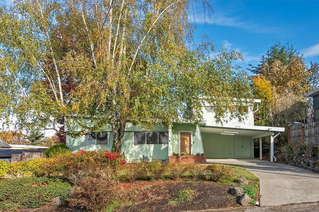 Photo of 2214 NE 7th Street, Renton, WA 98056 (MLS # 2599493)