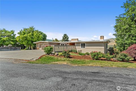 Photo of 1840 Country Club Drive, East Wenatchee, WA 98802 (MLS # 2395529)