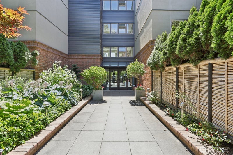 275 W Roy Street 114