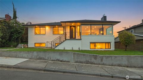 Photo of 812 Main Street, Edmonds, WA 98020 (MLS # 2516948)