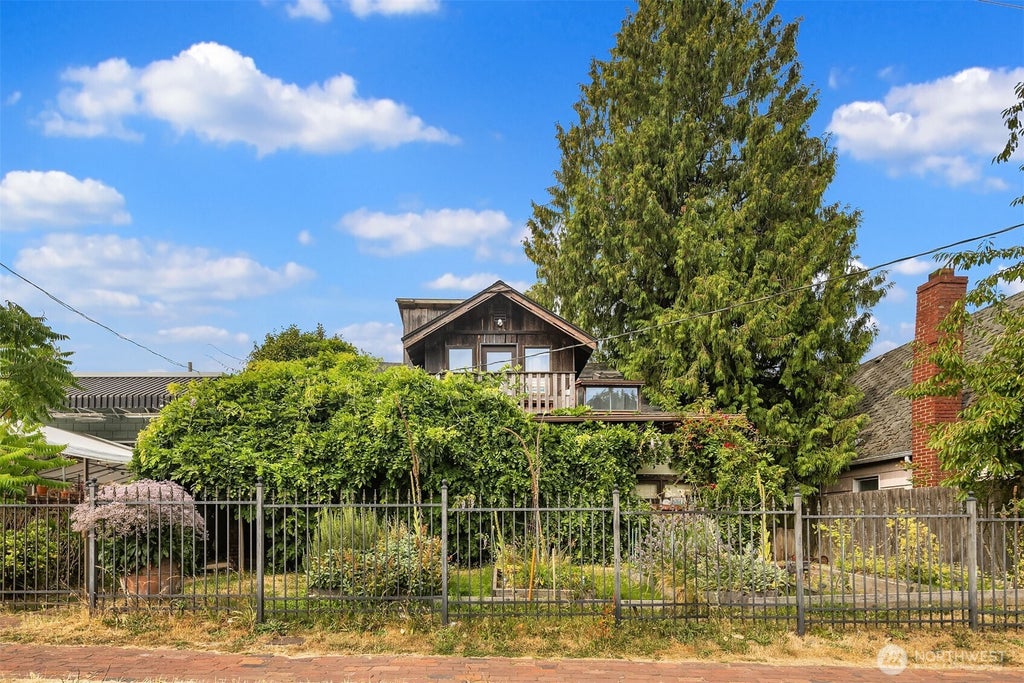 Photo of 652 NW 85th Street, Seattle, WA 98117 (MLS # 2587024)