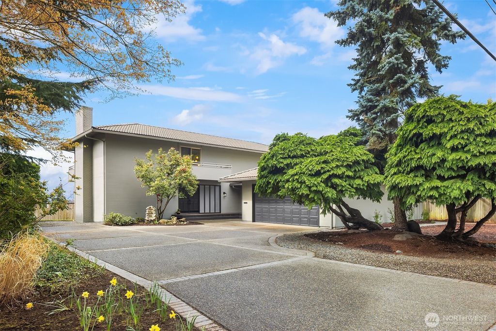 Photo of 6815 84th Avenue SE, Mercer Island, WA 98040 (MLS # 2346766)