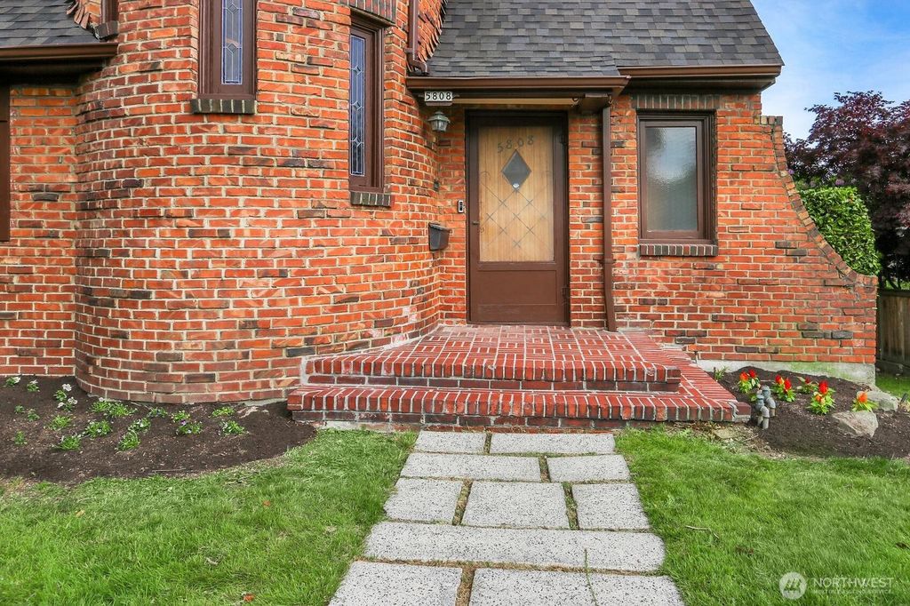 Photo of 5808 Princeton Avenue NE, Seattle, WA 98105 (MLS # 2392483)