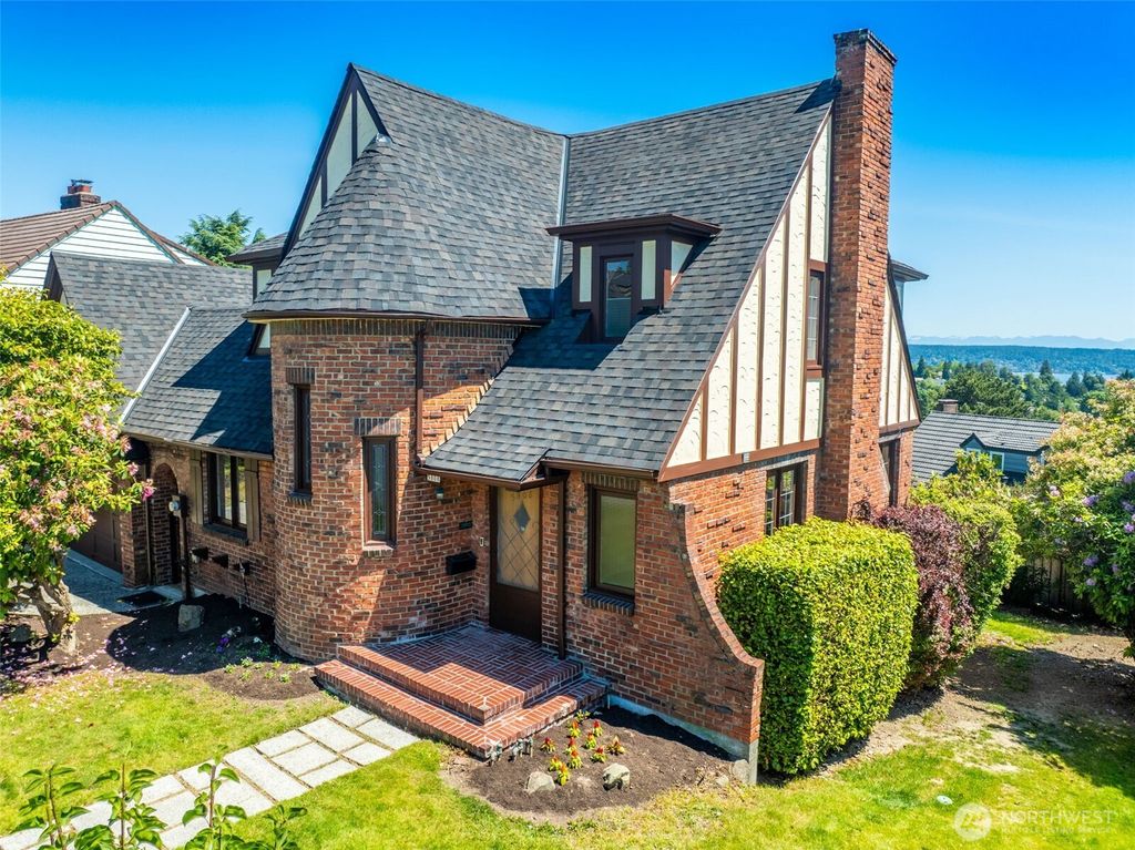 Photo of 5808 Princeton Avenue NE, Seattle, WA 98105 (MLS # 2392483)