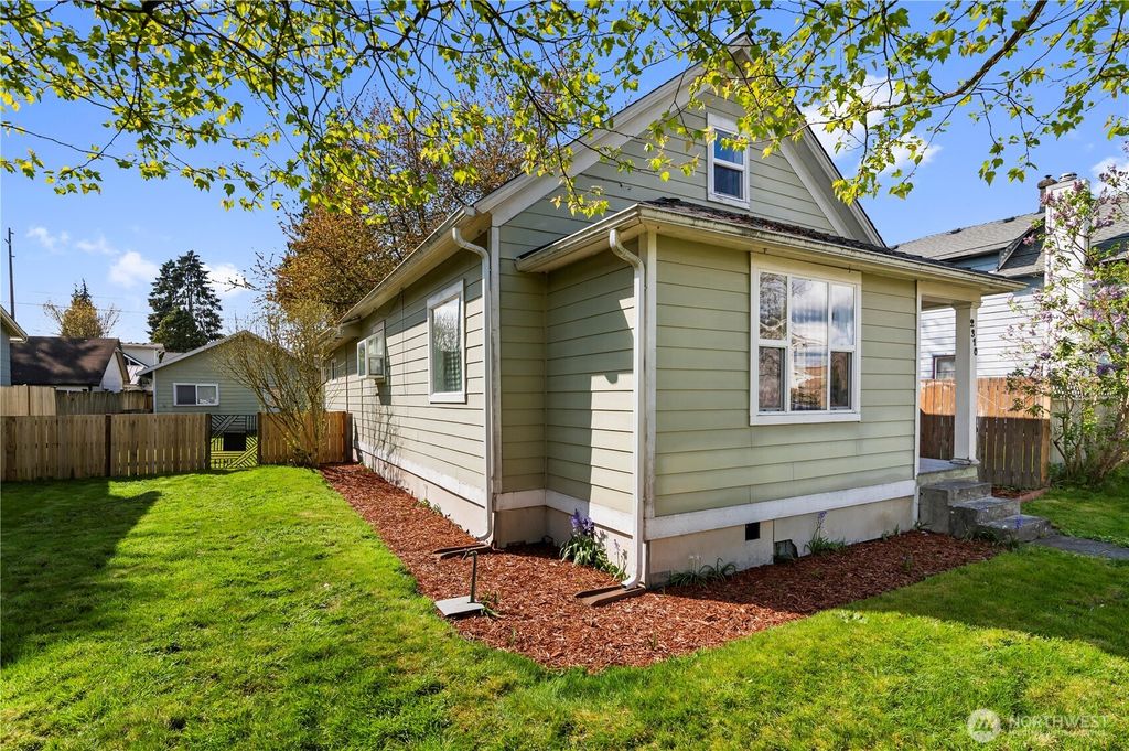 Photo of 2310 Maple Street, Everett, WA 98201 (MLS # 2351631)