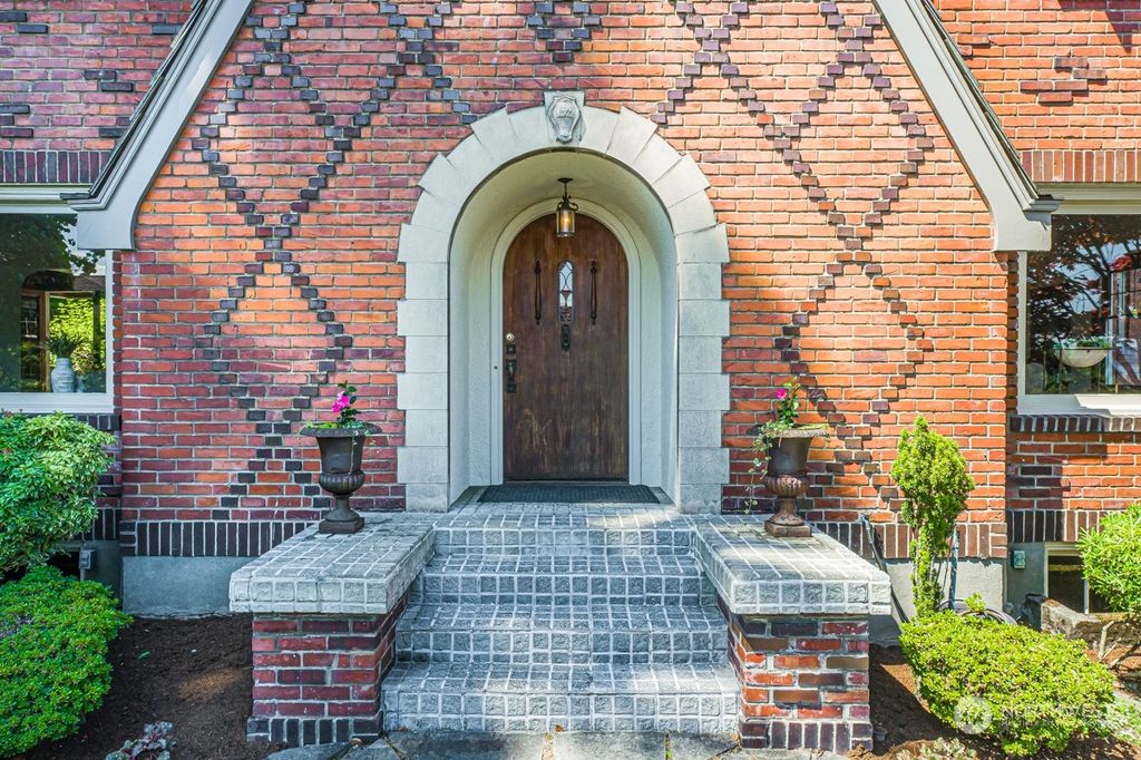 Photo of 3121 Cascadia Avenue S, Seattle, WA 98144 (MLS # 1998882)