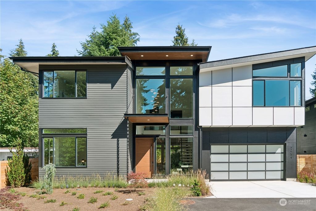 Photo of 13214 NE 70th Street, Redmond, WA 98052 (MLS # 2290354)