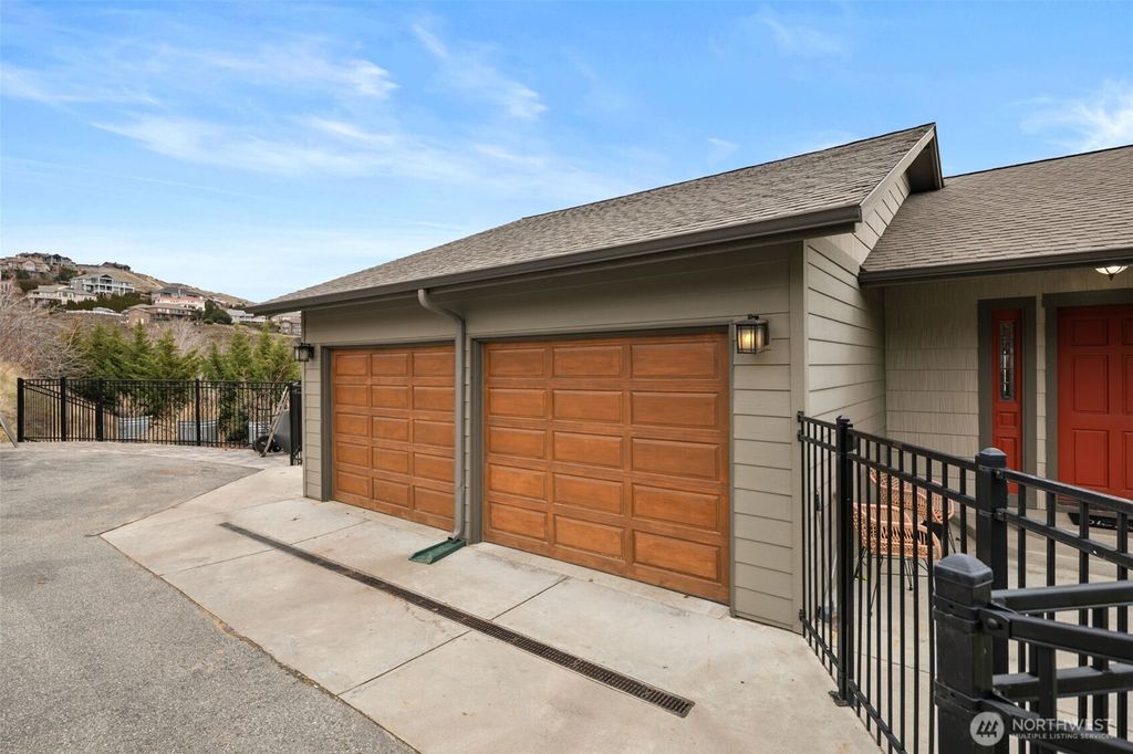 Photo of 712 Vista View Place, East Wenatchee, WA 98802 (MLS # 2476484)