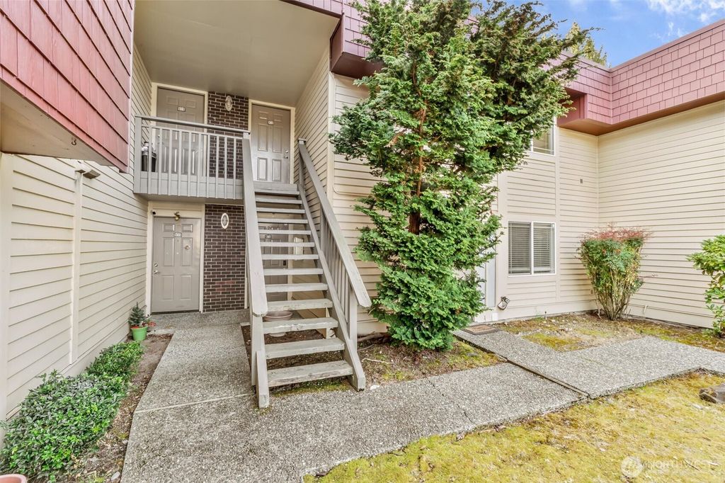 Photo of 501 141st Avenue SE #29, Bellevue, WA 98007 (MLS # 2502044)
