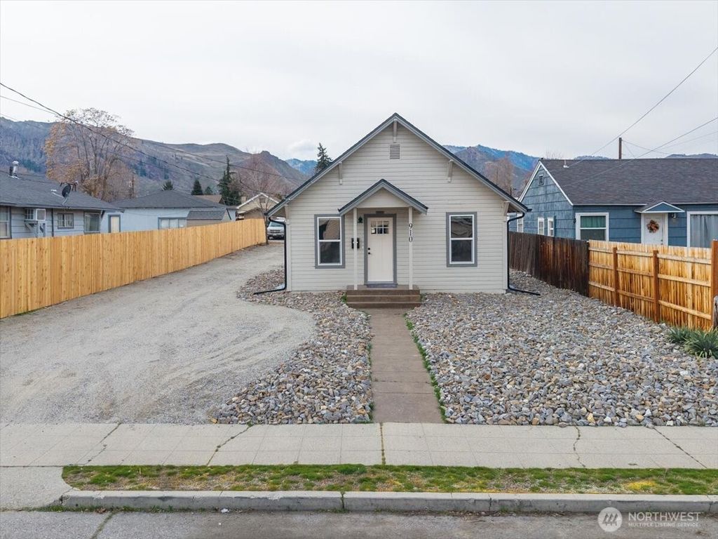 Photo of 910 Walker Avenue, Wenatchee, WA 98801 (MLS # 2490991)