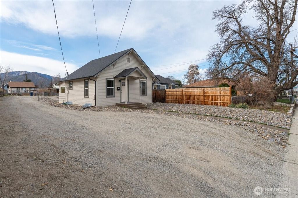 Photo of 910 Walker Avenue, Wenatchee, WA 98801 (MLS # 2490991)