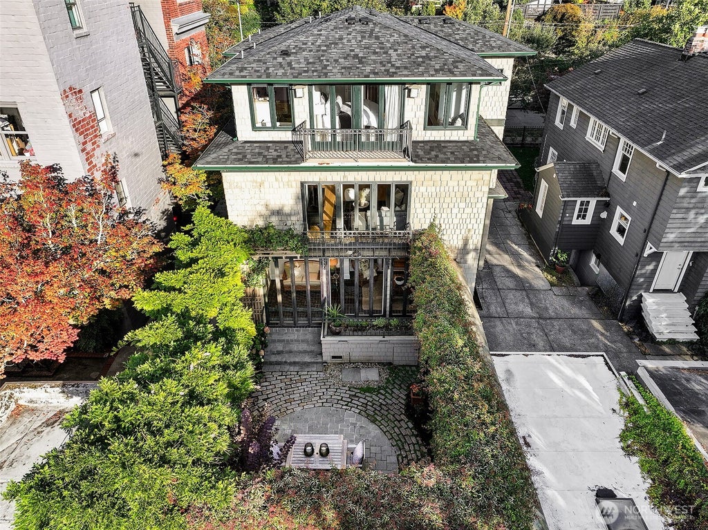 Photo of 915 11th Avenue E, Seattle, WA 98102 (MLS # 2590329)