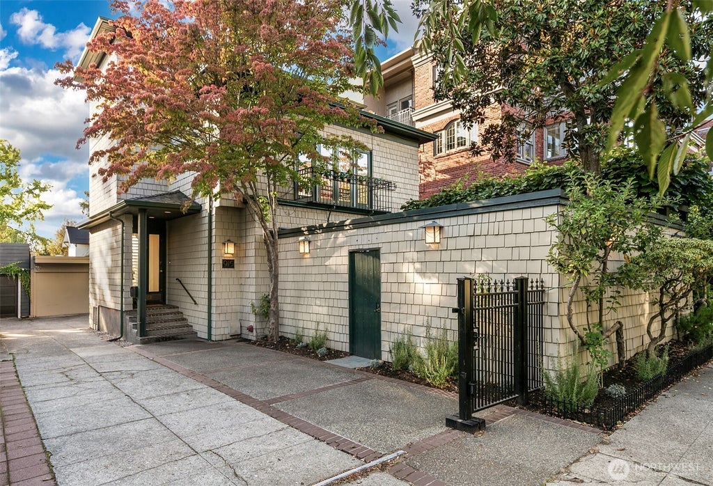 Photo of 915 11th Avenue E, Seattle, WA 98102 (MLS # 2590329)