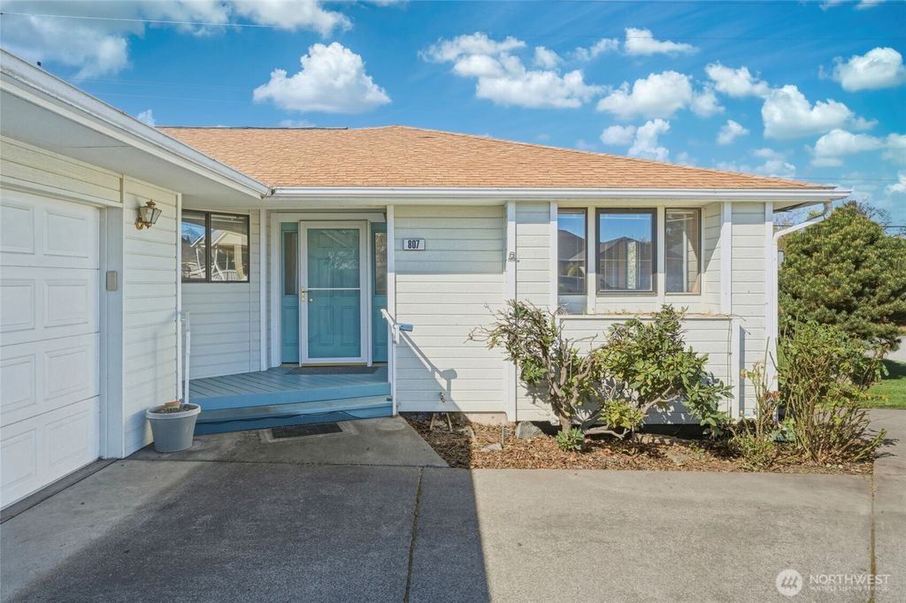 Photo of 807 SE Sentry Drive, College Place, WA 99324 (MLS # 2502314)