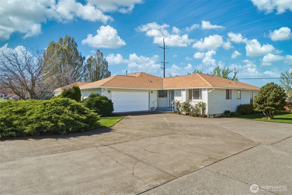 Photo of 807 SE Sentry Drive, College Place, WA 99324 (MLS # 2502314)