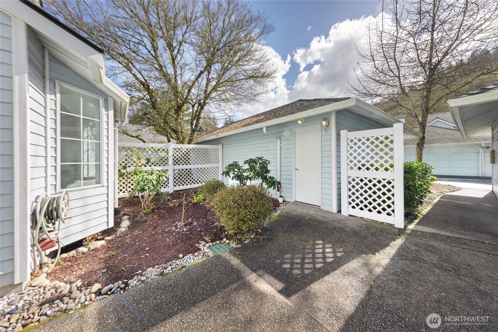 Photo of 14316 SE 42nd LANE Ln, Bellevue, WA 98006 (MLS # 2332679)
