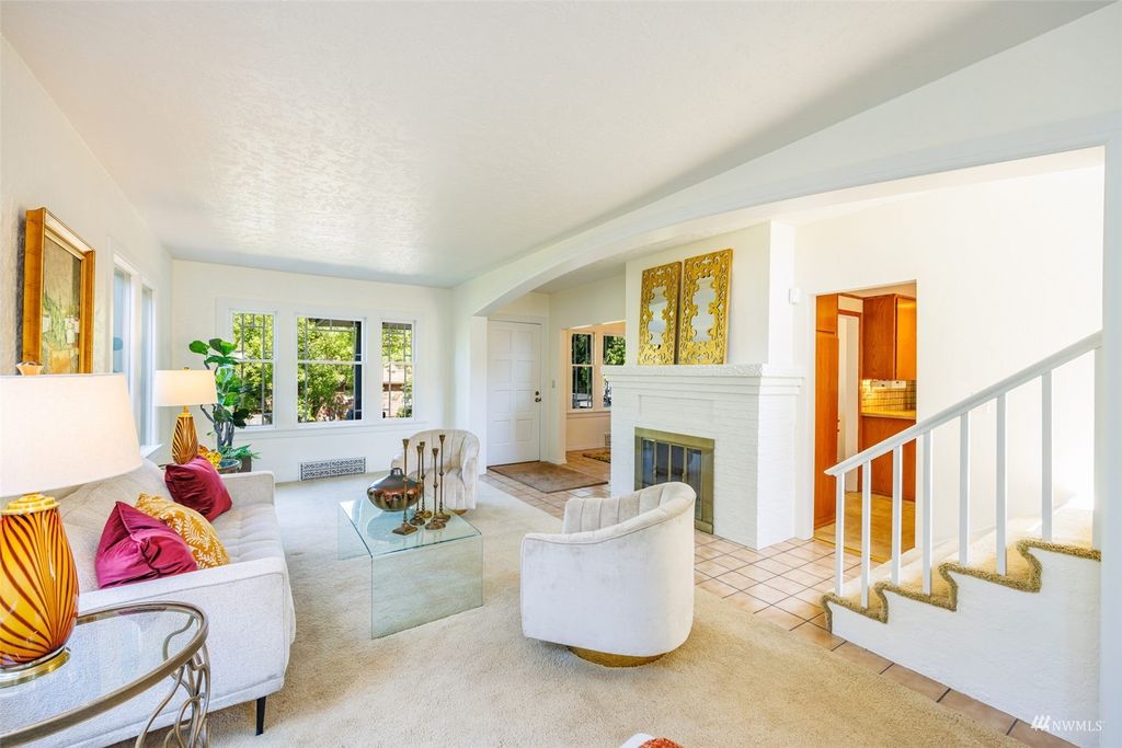 Photo of 319 Blaine Street, Seattle, WA 98109 (MLS # 1986813)
