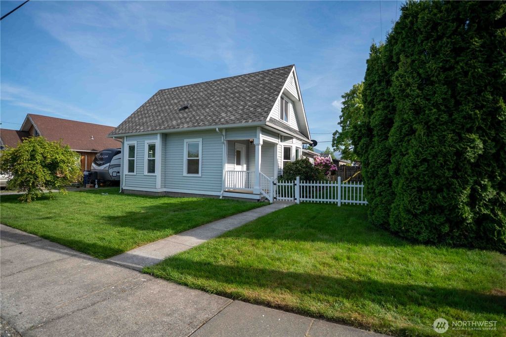 Photo of 304 Sumas Ave AVE, Sumas, WA 98295 (MLS # 2499202)