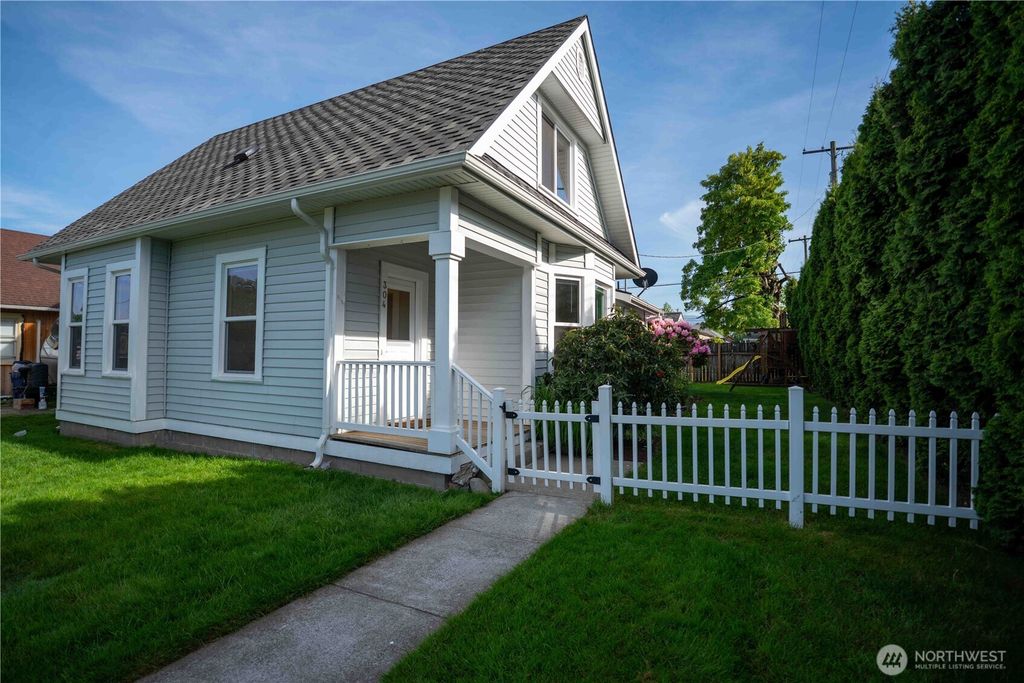 Photo of 304 Sumas Ave AVE, Sumas, WA 98295 (MLS # 2499202)