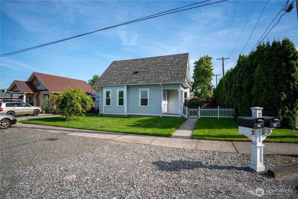 Photo of 304 Sumas Ave AVE, Sumas, WA 98295 (MLS # 2499202)