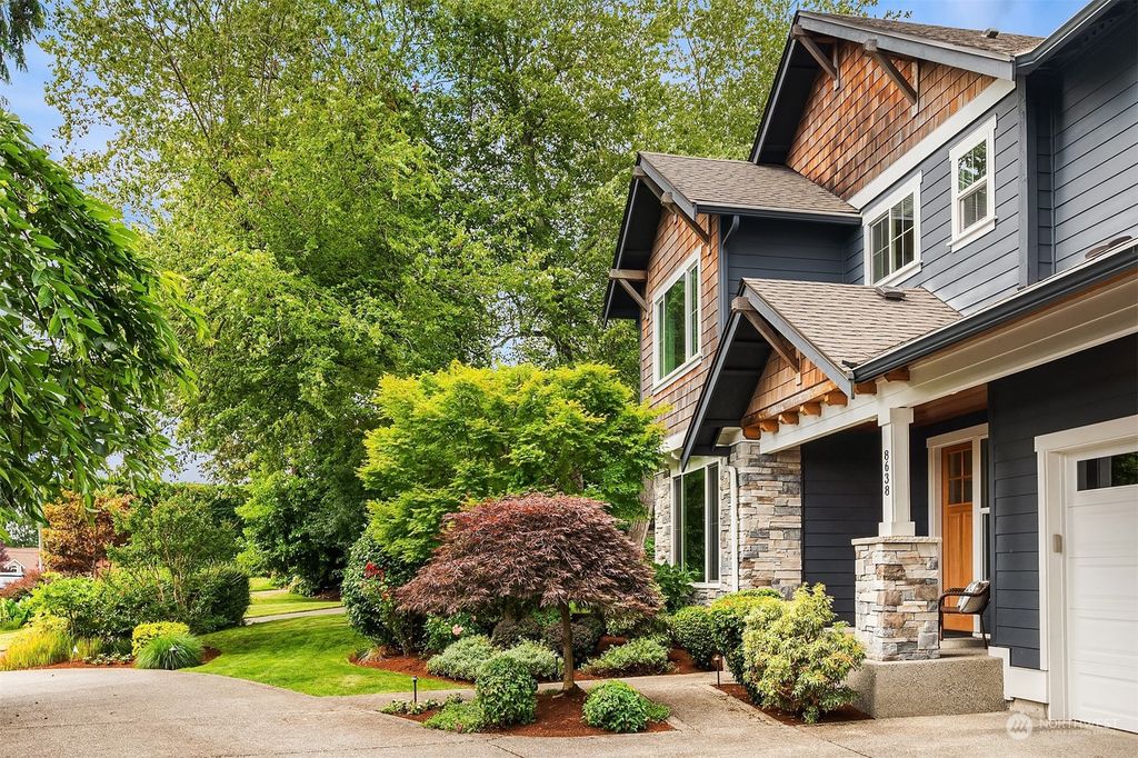 Photo of 8638 NE 121st Place, Kirkland, WA 98034 (MLS # 2271933)