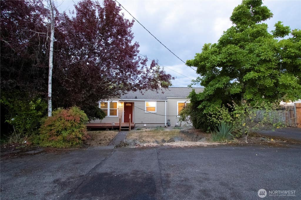 Photo of 11634 25th Avenue S, Seattle, WA 98168 (MLS # 2566484)